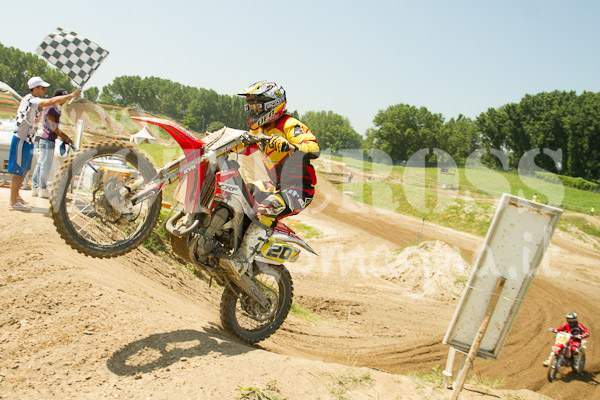 Giachè vince la Over 50 MX1 di un soffio su Gaspardone