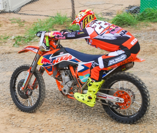 Tony Cairoli alle prese con lo stretching sulla moto